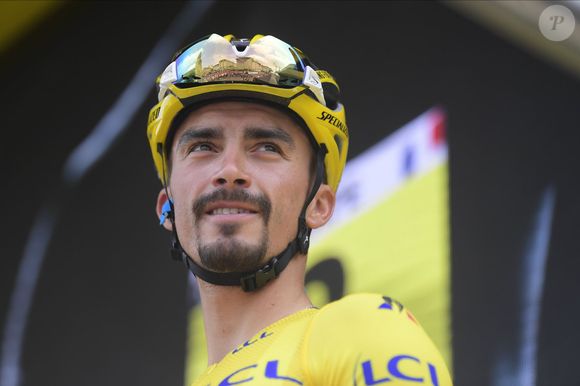 Mais à l'arrivée, Julian Alaphilippe a cru qu'il avait passé la ligne d'arrivée en premier. "Julian Alaphilippe s'est fait une fausse joie en levant les bras sur la ligne, croyant avoir gagné l'étape au sprint", indique Nice Matin.

Julian Alaphilippe - Tour de France 2019, le 20 juillet 2019. © Nico Verreken / Panoramic / Bestimage