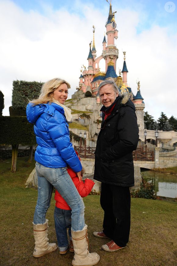 Le chanteur français Renaud Séchan et Romane Serda posent à Disneyland Resort Paris le 12 février 2009, avec leur fils Malone. Photo par Thierry Orban/Abaca