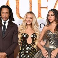 Pendant que Beyoncé et sa fille Blue Ivy brillent à un grand show, Jay-Z lui s'enfonce de plus en plus...