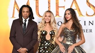 Pendant que Beyoncé et sa fille Blue Ivy brillent à un grand show, Jay-Z lui s'enfonce de plus en plus...