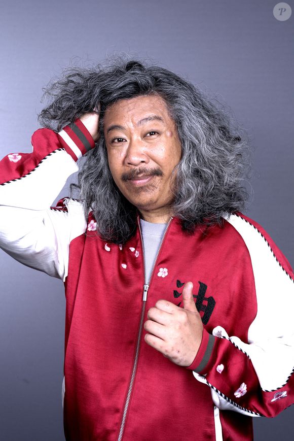 Connu pour son humour percutant et son débit mitraillette, il s’était fait remarquer au sein du Jamel Comedy Club en 2014. 

Exclusif - Portrait de Bun Hay Mean (le chinois marrant) à Paris, le 18 avril 2025.
© Cédric Perrin/Bestimage