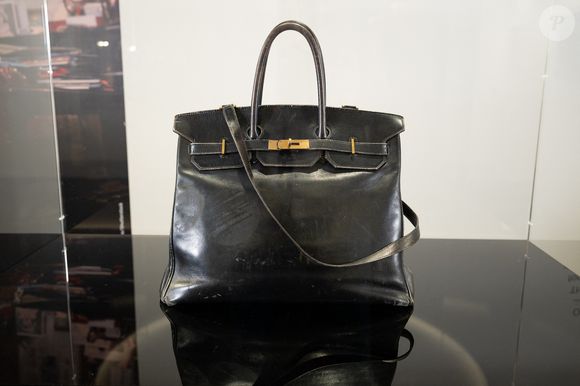Le tout premier sac Hermès Birkin, conçu pour Jane Birkin en 1985, actuellement exposé à Sotheby's Paris, en prélude à la vente aux enchères "Fashion Icons" prévue le 10 juillet 2025 à 16h, Paris le 7 juillet 2025.
Le tout premier sac Birkin d'Hermès sera vendu aux enchères: Le premier sac Hermès Birkin, ayant appartenu à la défunte actrice Jane Birkin, devrait être vendu aux enchères pour un prix qui pourrait atteindre des millions de dollars, selon les médias internationaux. Le prix de départ du sac est estimé à 500 000 dollars. © Jonathan Jacob/Bestimage