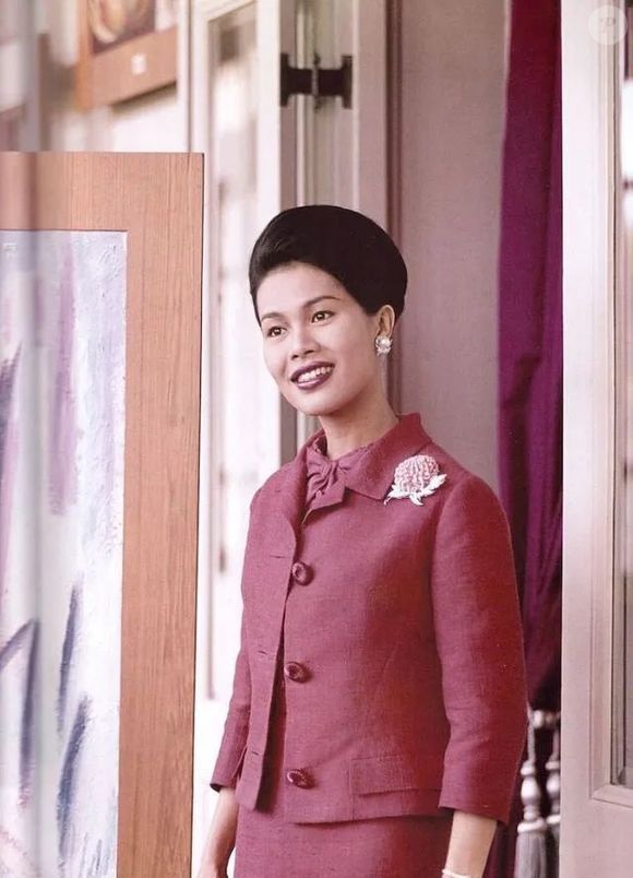 Sirikit n’était plus apparue en public depuis un accident vasculaire cérébral survenu en 2012. 

Sirikit Kitiyakorn sur X