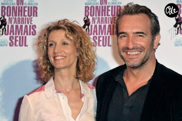 Les acteurs français Alexandra Lamy et Jean Dujardin assistent à la première du film « Un bonheur n'arrive jamais seul » au cinéma Gaumont Marignan, sur les Champs-Élysées, le 15 juin 2012 à Paris, en France. Photo : ABACAPRESS.COM