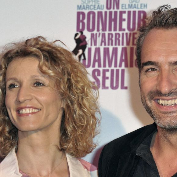 Les acteurs français Alexandra Lamy et Jean Dujardin assistent à la première du film « Un bonheur n'arrive jamais seul » au cinéma Gaumont Marignan, sur les Champs-Élysées, le 15 juin 2012 à Paris, en France. Photo : ABACAPRESS.COM