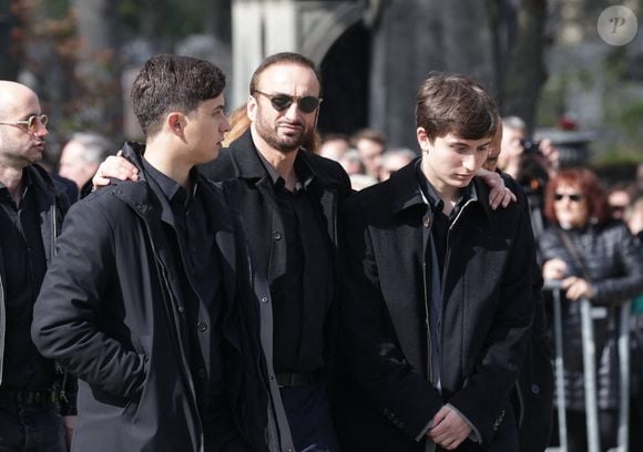 De nombreuses personnalités étaient présentes pour rendre hommage à Emilie Dequenne. 

Michel Ferracci et ses fils Enzo et Mael arrivent à l'enterrement de l'actrice belge Emilie Dequenne au crématorium du cimetière du Père Lachaise à Paris, France. Emilie Dequenne, qui avait remporté le prix de la meilleure actrice au Festival de Cannes pour son premier rôle dans le film Rosetta des Dardenne, est décédée à l'âge de 43 ans des suites d'un cancer rare des glandes surrénales. Photo by Nasser Berzane/ABACAPRESS.COM