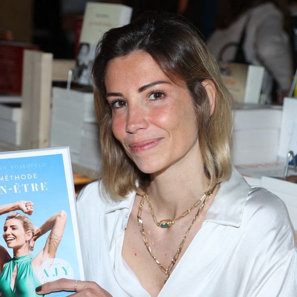 Quatorze ans plus tard, celle qui fut Miss Europe en 2006 a dévoilé sur Instagram une photo d'elle avec sa fille, devenue adolescente.
Alexandra Rosenfeld lors du Festival du livre de Paris le 23 avril 2022 à Paris, France.