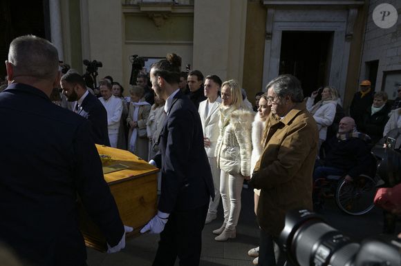 Celine Leclercq, fille d'Evelyne Leclercq, avec ses enfants Tom, Benjamin et Ondine lors de la cérémonie des obsèques de la présentatrice de télévision Evelyne Leclercq à la cathédrale Sainte-Réparate de Nice, France, le 13 janvier 2026. Elle est décédée le 30 décembre 2025 (à l'âge de 74 ans) à Grasse. Photo par Laurent Coust/ABACAPRESS.COM