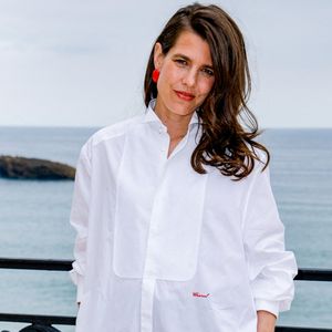 La jeune femme a reçu sa récompense des mains mêmes du maire de la commune, Etienne Suzzoni.

Charlotte Casiraghi au deuxième photocall du défilé Chanel "Collection Croisière 2026-2027 (Chanel Cruise)" sur la terrasse du Casino municipal de Biarritz, France, le 28 avril 2026. © Olivier Borde/Bestimage