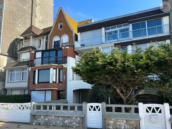 Au 67, boulevard du docteur Jules Pouget, un panneau retient l’attention, il mentionne un permis de construire délivré pour extension 

La nouvelle maison des Macron au Touquet