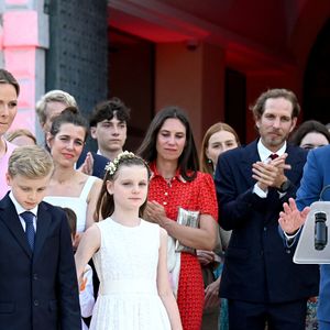 Beatrice Borromeo, la princesse Charlene, ses enfants, le prince héréditaire Jacques et la princesse Gabriella, Charlotte Casiraghi, Tatiana Santo Domingo, Andrea Casiraghi et le prince Albert II de Monaco à la célébration des 20 ans de règne d'Albert II de Monaco sur la place du Palais à Monaco, le 19 juillet 2025. 

Photo : Bruno Bebert / Bestimage