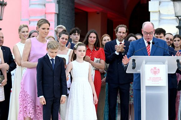 Beatrice Borromeo, la princesse Charlene, ses enfants, le prince héréditaire Jacques et la princesse Gabriella, Charlotte Casiraghi, Tatiana Santo Domingo, Andrea Casiraghi et le prince Albert II de Monaco à la célébration des 20 ans de règne d'Albert II de Monaco sur la place du Palais à Monaco, le 19 juillet 2025. 

Photo : Bruno Bebert / Bestimage