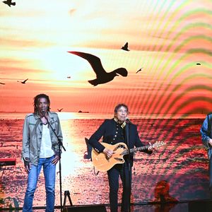 Exclusif - Laurent Voulzy entouré par ses fils Quentin, Julien, Cliff et Nicolas, lors de l'enregistrement de l'émission "Famille je vous aime" présentée par M. Drucker et qui sera diffusée le 13 juin 2025 sur France 3, aux Studios rive gauche à Paris, France, le 14 avril 2025. © Clovis-Gaffiot/Bestimage