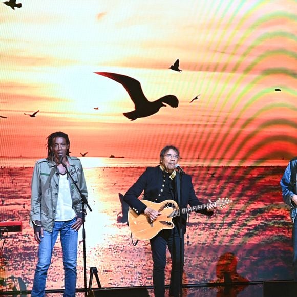 Exclusif - Laurent Voulzy entouré par ses fils Quentin, Julien, Cliff et Nicolas, lors de l'enregistrement de l'émission "Famille je vous aime" présentée par M. Drucker et qui sera diffusée le 13 juin 2025 sur France 3, aux Studios rive gauche à Paris, France, le 14 avril 2025. © Clovis-Gaffiot/Bestimage