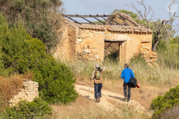La police portugaise reprend les investigations, deux ans après les dernières fouilles menées au Portugal. De nouvelles recherches ont commencé aujourd'hui près de Praia da Luz, là où Maddie McCann a disparu en mai 2007. Praia da Luz, le 3 juin 2025.