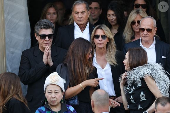 Marc Lavoine, Sarah Lavoine (Poniatowski), Léonard Cione, Loïc de Bougainvilliers, guest - Sorties des obsèques de la chanteuse Régine au Crematorium du cimetière du Père-Lachaise à Paris. Le 9 mai 2022
© Jacovides-Moreau / Bestimage