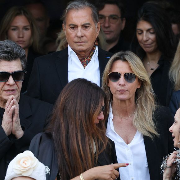 Marc Lavoine, Sarah Lavoine (Poniatowski), Léonard Cione, Loïc de Bougainvilliers, guest - Sorties des obsèques de la chanteuse Régine au Crematorium du cimetière du Père-Lachaise à Paris. Le 9 mai 2022
© Jacovides-Moreau / Bestimage