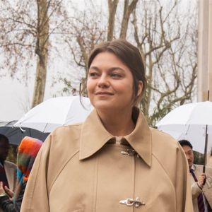Elle est en fait devenue la nouvelle égérie de la célèbre marque de make-up Charlotte Tillbury, comme elle l'a révélé sur Instagram le jeudi 27 août 2026

Louane assiste au défilé Patou lors de la Fashion Week de Paris.
Crédit : Backgrid USA / Bestimage