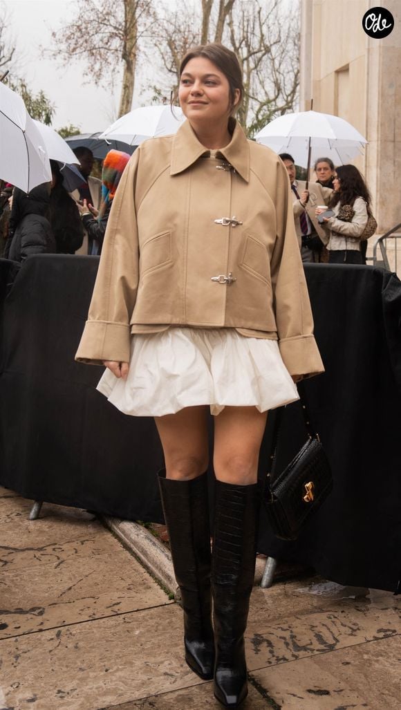 Elle est en fait devenue la nouvelle égérie de la célèbre marque de make-up Charlotte Tillbury, comme elle l'a révélé sur Instagram le jeudi 27 août 2026

Louane assiste au défilé Patou lors de la Fashion Week de Paris.
Crédit : Backgrid USA / Bestimage