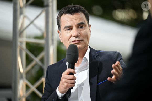 Un boulot qui ne durera que trois ans et s'arrêtera de façon assez brutale. 

Laurent Luyat lors de l'étape 21 du Tour de France 2023 sur l'avenue des Champs-Elysées le 23 juillet 2023 à Paris, France. Photo by Victor Joly/ABACAPRESS.COM