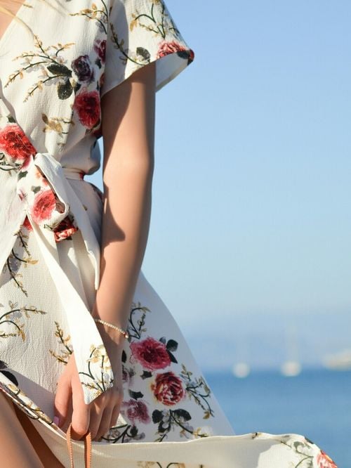 Robe portefeuille ou robe chemise : laquelle est la plus flatteuse après 50 ans ?
