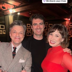 Jazmin Grace Grimaldi, fille naturelle d'Albert de Monaco et Tamara Rotolo, chantant à New York. Elle pose avec une pointure de la musique live new yorkaise, Jim Caruso