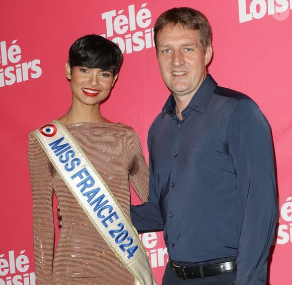 Il s'agit de Frédéric Gilbert

Eve Gilles, Miss France 2024 et Frédéric Gilbert - Photocall de la soirée "Télé Loisirs Awards 2024" aux Jardins du Pont-Neuf à Paris le 23 septembre 2024. © Coadic Guirec/Bestimage