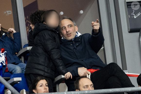 Le député européen était venu soutenir l'équipe de France de football contre la Croatie le dimanche 23 mars 2025

Raphaël Glucksmann et son fils - Célébrités dans les tribunes du quart de finale de la Ligue des Nations de l'UEFA 2025 "France - Croatie (2-0 / tab 5-4)" au Stade de France à Saint-Denis le 23 mars 2025. © Cyril Moreau/Bestimage