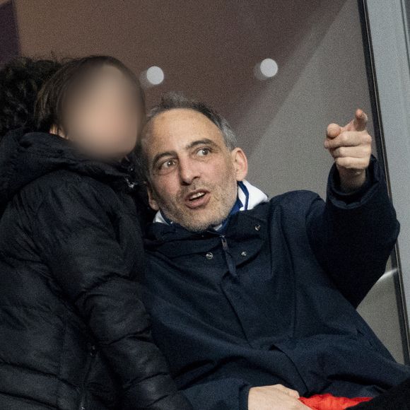 Le député européen était venu soutenir l'équipe de France de football contre la Croatie le dimanche 23 mars 2025

Raphaël Glucksmann et son fils - Célébrités dans les tribunes du quart de finale de la Ligue des Nations de l'UEFA 2025 "France - Croatie (2-0 / tab 5-4)" au Stade de France à Saint-Denis le 23 mars 2025. © Cyril Moreau/Bestimage