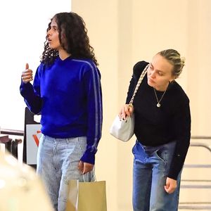 De son côté, 070 Shake arborait un pull bleu et un pantalon rayé, affichant un style casual qui lui est propre...

EXCLUSIF Beverly Hills, Californie   Lily-Rose Depp et sa petite amie, 070 Shake, ont été aperçues en train de s'embrasser à la sortie d'un dîner romantique au restaurant E Baldi à Beverly Hills.