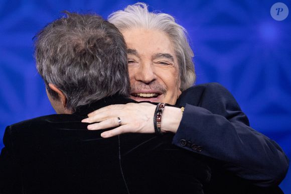 Julien Clerc, Serge Lama pour les surprises lors de l'enregistrement de l'émission "La Boîte à secrets", présentée par F.Bollaert et diffusée le 2 janvier 2026 sur France 3, dans les studios du Lendit à Saint-Denis, France, le 1er décembre 2025. © Cyril Moreau/Bestimage