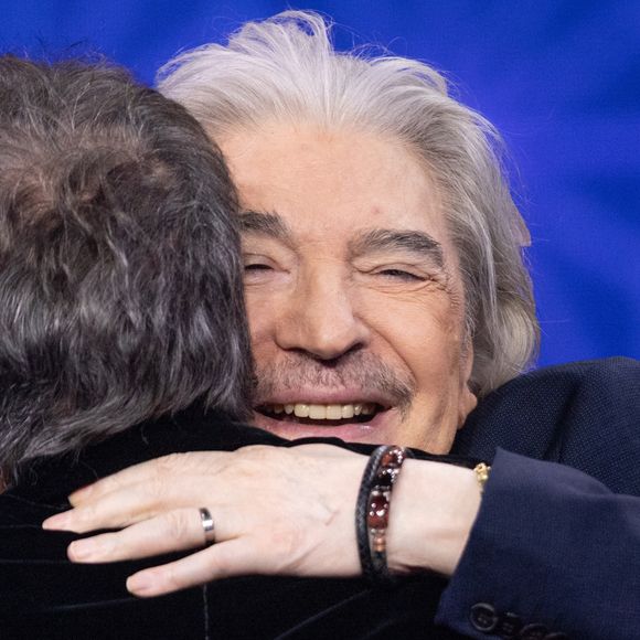 Julien Clerc, Serge Lama pour les surprises lors de l'enregistrement de l'émission "La Boîte à secrets", présentée par F.Bollaert et diffusée le 2 janvier 2026 sur France 3, dans les studios du Lendit à Saint-Denis, France, le 1er décembre 2025. © Cyril Moreau/Bestimage