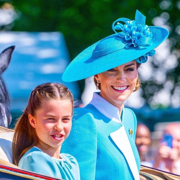 La princesse Charlotte de Galles, Catherine (Kate) Middleton, princesse de Galles, - Les membres de la famille royale britannique arrivent à Buckingham Palace pour la cérémonie Trooping the Colour à Londres, le 14 juin 2025. Affecté par le crash du Boeing 787 Dreamliner à Ahmedabad du 12 juin, le souverain et les officiels porteront un brassard noir en hommage aux plus de 270 victimes. Bon nombre d'elles étaient des ressortissants britanniques. 
© Backgrid / Bestimage
