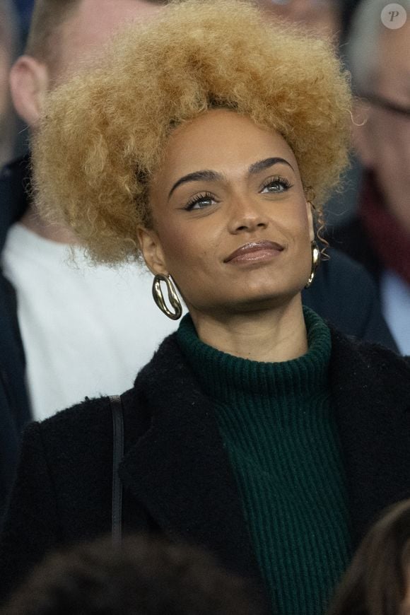 Alicia Aylies dans les tribunes du match de football de qualification pour la coupe du monde 2026 opposant la France à Azerbaïdjan (3-0) au Parc des Princes à Paris, France, le 10 octobre 2025. © Cyril Moreau/Bestimage