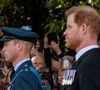 L'homme s'était tenu à leur côté, lorsqu'ils ont appris la mort tragique de leur maman, dans un accident de voiture, à Paris, au mois d'août 1997.
Le prince William, prince de Galles, le prince Harry - Procession cérémonielle du cercueil de la reine Elisabeth II du palais de Buckingham à Westminster Hall à Londres le 14 septembre 2022. © Photoshot / Panoramic / Bestimage