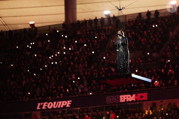 La chanteuse Louane (Louane Emera), représentante de la France au concours de l'Eurovision, interpréte pour la première fois son titre Maman, en hommage à sa mère décédée lorsqu'elle avait 17 ans, devant les 80 000 spectateurs, suspendue sur une plateforme, plusieurs mètres au-dessus de la pelouse et des musiciens, du Stade de France à la mi-temps du match du Tournoi des Six Nations opposant la France à l'Écosse, à Saint-Denis, Seine Saint-Denis, France, le 15 mars 2025. © Cyril Moreau/Bestimage