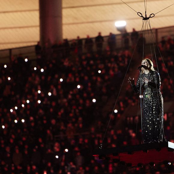 La chanteuse Louane (Louane Emera), représentante de la France au concours de l'Eurovision, interpréte pour la première fois son titre Maman, en hommage à sa mère décédée lorsqu'elle avait 17 ans, devant les 80 000 spectateurs, suspendue sur une plateforme, plusieurs mètres au-dessus de la pelouse et des musiciens, du Stade de France à la mi-temps du match du Tournoi des Six Nations opposant la France à l'Écosse, à Saint-Denis, Seine Saint-Denis, France, le 15 mars 2025. © Cyril Moreau/Bestimage