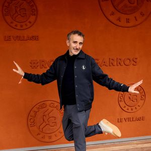 "Avoir une maison sur l’île de Beauté était un rêve", avait confié l'humoriste, qui y accueille régulièrement ses amis.

Elie Semoun au village lors des Internationaux de France de Tennis de Roland-Garros 2026 à Paris, le 3 juin 2026. 

© Jacovides-Moreau / Bestimage