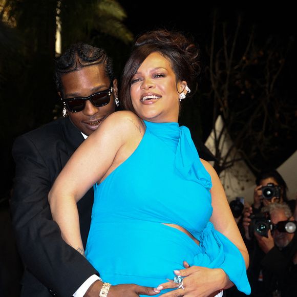 Rihanna a fait une apparition surprise à Cannes.

ASAP Rocky et sa femme Rihanna (enceinte) - Descente des marches du film « Highest 2 Lowest » lors du 78ème Festival International du Film de Cannes, au Palais des Festivals à Cannes.
© Jacovides-Moreau / Bestimage