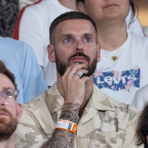 Très proche de son public, le chanteur a surpris et régalé la foule en distribuant des parts de pizza pendant son concert.

Matt Pokora - Gaël Monfils joue et perd son dernier match face à Hugo Gaston lors des internationaux de tennis de Roland Garros à Paris le 25 mai 2026.

Moreau / Jacovides / Bestimage