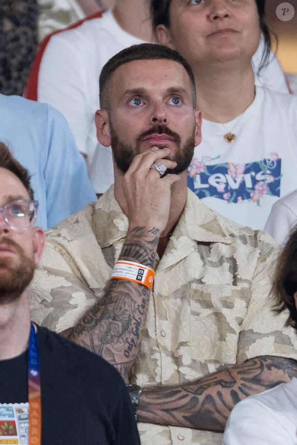 Très proche de son public, le chanteur a surpris et régalé la foule en distribuant des parts de pizza pendant son concert.

Matt Pokora - Gaël Monfils joue et perd son dernier match face à Hugo Gaston lors des internationaux de tennis de Roland Garros à Paris le 25 mai 2026.

Moreau / Jacovides / Bestimage