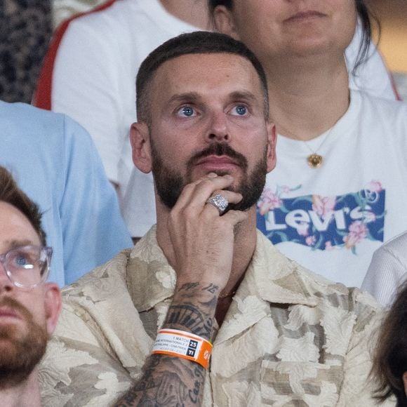 Très proche de son public, le chanteur a surpris et régalé la foule en distribuant des parts de pizza pendant son concert.

Matt Pokora - Gaël Monfils joue et perd son dernier match face à Hugo Gaston lors des internationaux de tennis de Roland Garros à Paris le 25 mai 2026.

Moreau / Jacovides / Bestimage