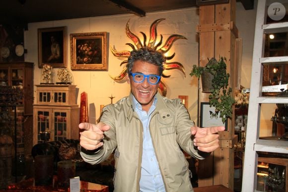 Lequel a fermé.

Exclusif - Julien Cohen (antiquaire français et Affaire conclue) lors de la soirée La Fête des Puces 2023 "Puces & Nature - La Nature dans les Arts Décoratifs" aux Puces de Saint-Ouen, Proche de Paris , France, le 5 octobre 2023. © Philippe Baldini/Bestimage