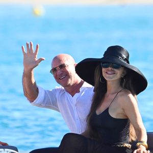 D'après "Var-Matin", les intéressés profitent actuellement de leur luxueux voilier à plus de 500 millions d'euros baptisé le Koru. En plus de ses mâts XXL, il ne mesure pas moins de 127 mètres de long ! De plus, ce dernier est également doté d'une piscine géante et de trois jacuzzis. 

Jeff Bezos et sa femme Lauren Sanchez au Club 55 sur la plage de Pampelonne à Saint-Tropez (Ramatuelle), Côte d'Azur, France, le 22 juillet 2025. © Bestimage