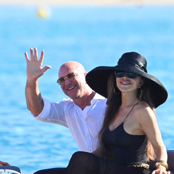 D'après "Var-Matin", les intéressés profitent actuellement de leur luxueux voilier à plus de 500 millions d'euros baptisé le Koru. En plus de ses mâts XXL, il ne mesure pas moins de 127 mètres de long ! De plus, ce dernier est également doté d'une piscine géante et de trois jacuzzis. 

Jeff Bezos et sa femme Lauren Sanchez au Club 55 sur la plage de Pampelonne à Saint-Tropez (Ramatuelle), Côte d'Azur, France, le 22 juillet 2025. © Bestimage