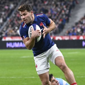 Depuis plusieurs années, le rugbyman participe aux concerts des Enfoirés

Antoine Dupont pendant le test match entre la France et l'Argentine au Stade de France le 22 novembre 2024. ( Photo Bestimage)