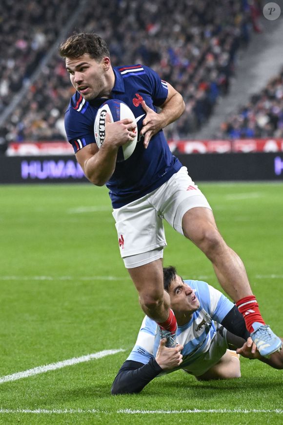 Depuis plusieurs années, le rugbyman participe aux concerts des Enfoirés

Antoine Dupont pendant le test match entre la France et l'Argentine au Stade de France le 22 novembre 2024. ( Photo Bestimage)