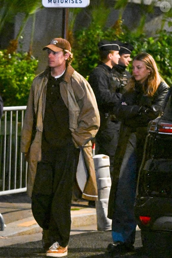 Pierre Sarkozy - Les enfants de Nicolas Sarkozy arrivent au domicile de leur père le jour de son incarcération à la prison de la Santé le 21 octobre 2025.
Ce mardi 21 octobre 2025, Nicolas Sarkozy entre en prison. Condamné à cinq ans de prison ferme dans l'affaire du financement libyen, l'ancien président de la République doit purger sa peine à la maison d'arrêt de la Santé, à Paris.
L'un des fils de Nicolas Sarkozy, Louis, a appelé à l'organisation d'un rassemblement de soutien ce mardi, "à 8h30", à "l'angle de la rue Pierre-Guérin et rue de la Source", quartier résidentiel du XVIe arrondissement de Paris où réside le couple Sarkozy.