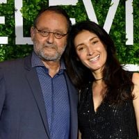 Jean Reno possède un mas aux Baux-de-Provence, où sa femme Zofia prend en charge une activité traditionnelle