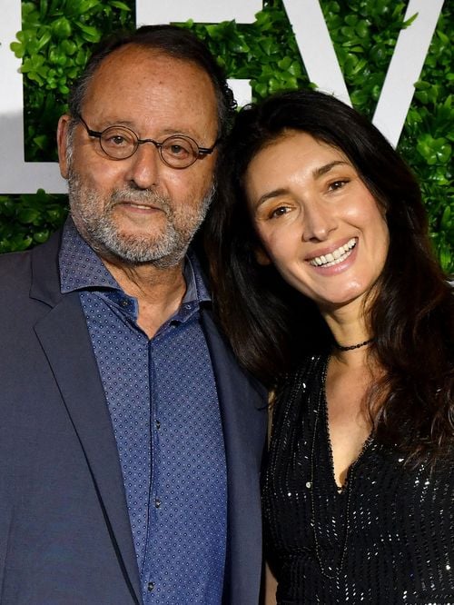 Jean Reno possède un mas aux Baux-de-Provence, où sa femme Zofia prend en charge une activité traditionnelle